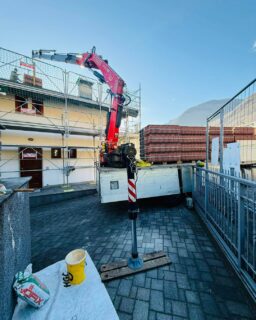 ❗️Consegna a domicilio di Tegole Futura presso un cantiere a Gordona, scarico con nostro camion con gru❗️
Contattaci per maggiori informazioni 
#wienerberger #pozzolifedele #chiavenna