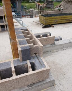 Sistema Isospan: costruire in modo solido, efficiente e sostenibile.
In cantiere, blocchi cassero in legno-cemento Isospan per la realizzazione di una moderna palazzina residenziale: una soluzione che integra struttura, isolamento e comfort termoacustico in un unico sistema costruttivo.
Una tecnologia pensata per edifici efficienti, duraturi e confortevoli, dalla fase di cantiere fino all’abitabilità.
#Isospan #Edilizia #Costruzione #EfficienzaEnergetica #Cantiere #PozzoliPerLEdilizia