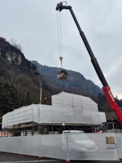 Proseguono i lavori di ristrutturazione di uno dei nostri capannoni. Oggi la sostituzione del manto di copertura💪🏻💪🏻